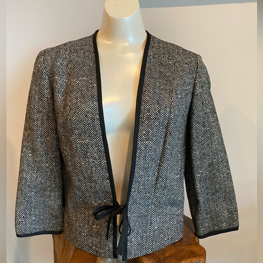 Vintage Collarless Wool Tweed Black & Cream Short Tie Front Blazer 3/4 Sleeves
